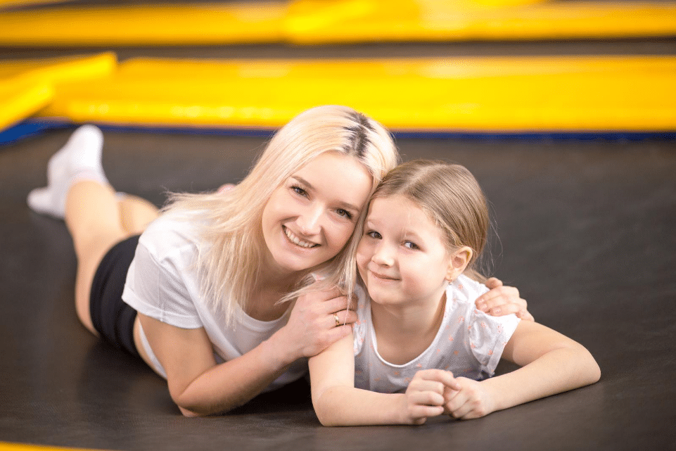 filles trampoline