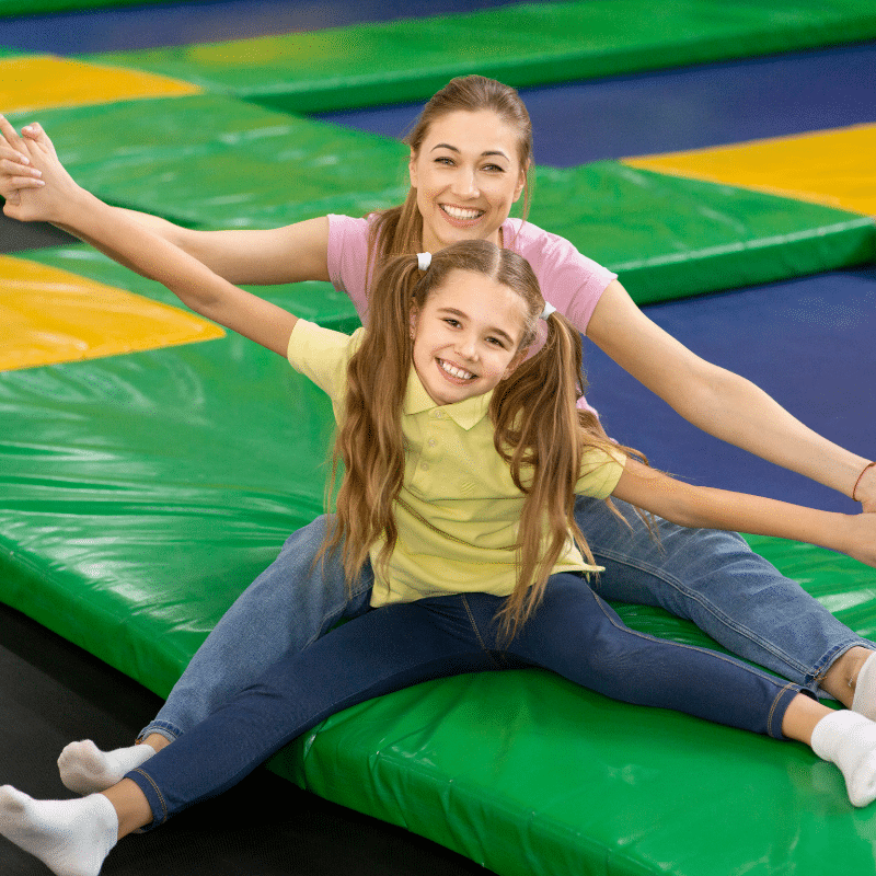 femme enfant trampoline